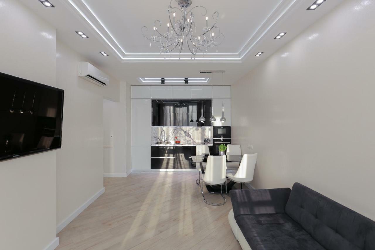 Black&White Apartment In Smart Plaza Kiev Eksteriør bilde